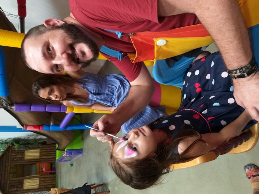 Tio Guga brincar e pintar recreação infantil