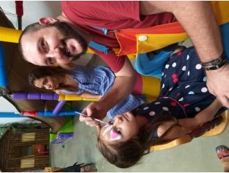 Tio Guga brincar e pintar recreação infantil