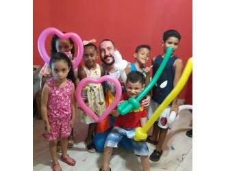 Tio Guga brincar e pintar recreação infantil